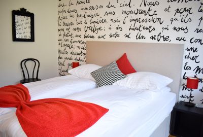 Doppelzimmer mit zwei Einzelbetten in der Hostellerie d'Orzival im Wallis