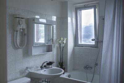 Badezimmer mit Badewanne und Haartrocknern in Orzival im Wallis