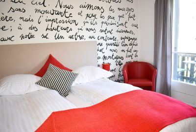 Doppelzimmer mit zwei Einzelbetten in der Hostellerie d'Orzival im Wallis